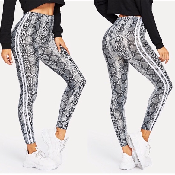 SUPER CUTE - Gray snakeskin leggings. - Picture 1 of 2